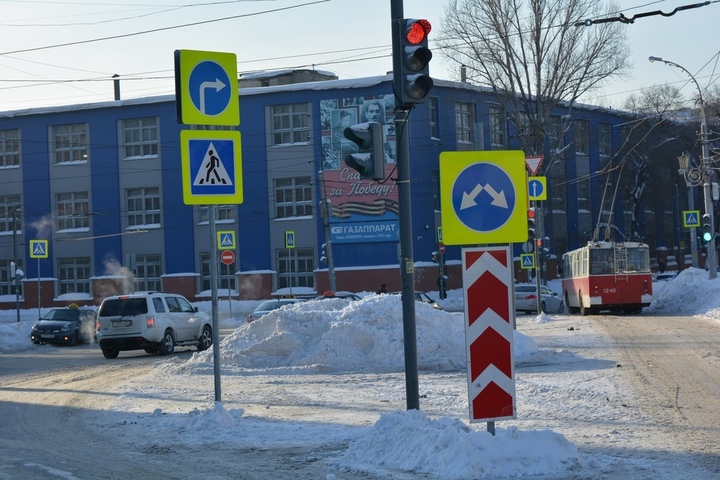 СМИ: в России отменят возможность установки новых дорожных знаков, которые «обкатали» в Саратове