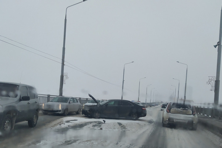 Снегопад и ДТП на мосту Саратов-Энгельс. Водители встали в многокилометровых пробках 