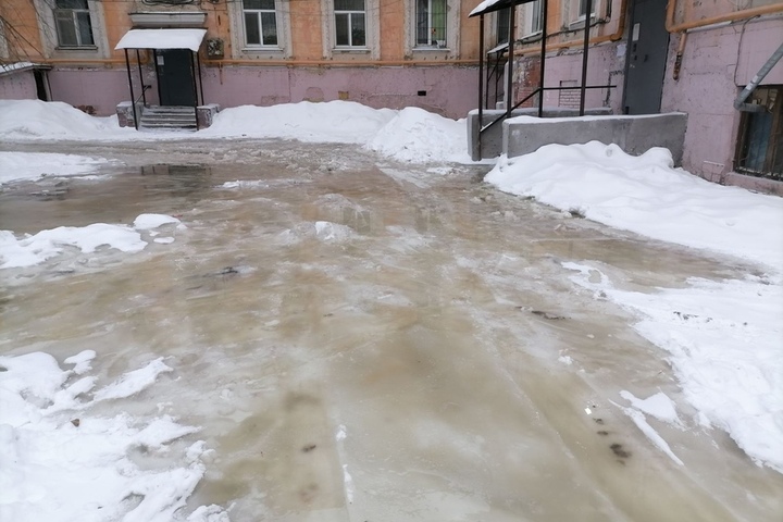 Нет отопления и воды: жительница Ленинского района рассказала о комнатной температуре в 9 градусов и о коммунальном потопе во дворе