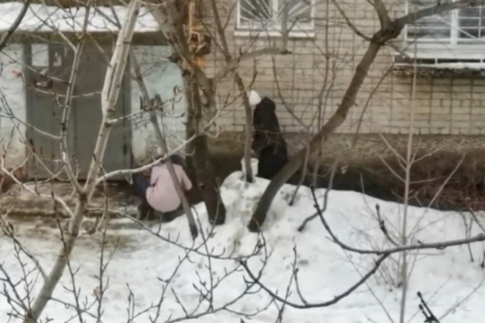 Почему нет воды челябинск. Нет воды в Ленинском районе Саратова сегодня. Износилвани девушку Кирзиз на улице на снега.