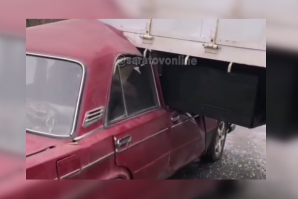 В Саратове грузовик смял «шестерку», водитель легковушки убежал: видео