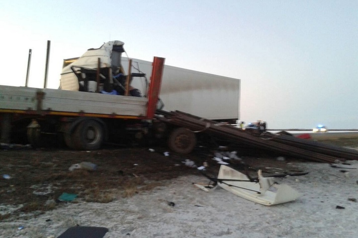 На трассе в Балашовском районе два водителя погибли при столкновении грузовиков
