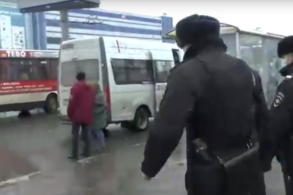 На 3-Дачной сотрудница ППС с напарниками задержала опасного преступника, когда тот выходил из автобуса