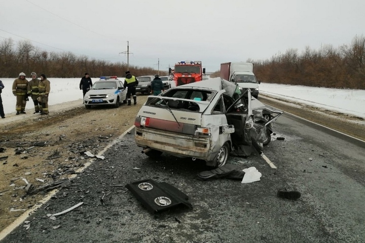 На федеральной трассе в Саратовской области столкнулись два отечественных авто: погибли оба водителя и ребенок