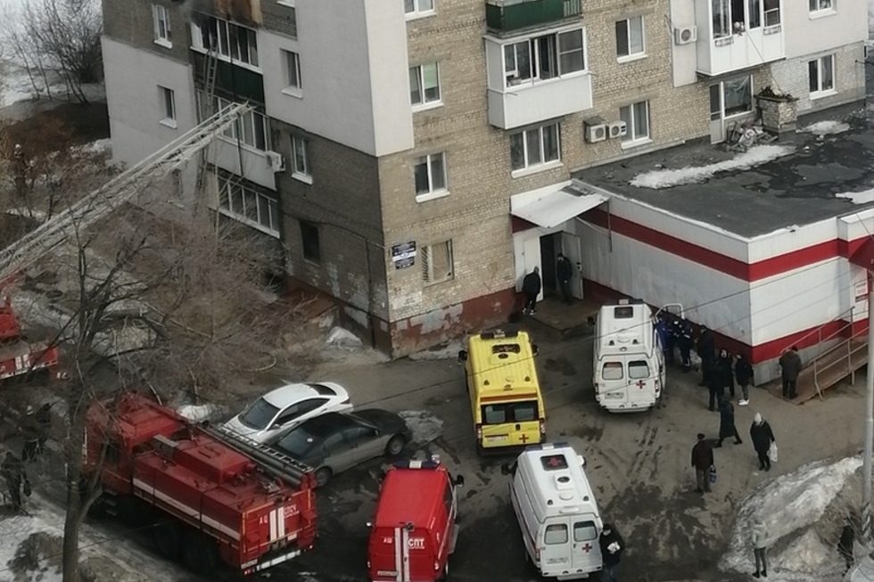 В Ленинском районе загорелась девятиэтажка: жители эвакуированы, 80-летний пенсионер госпитализирован