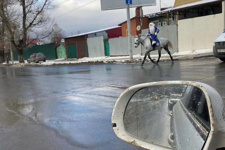 «Задержался в нашей аномальной зоне»: на дорогах Саратова заметили Деда Мороза на белом коне