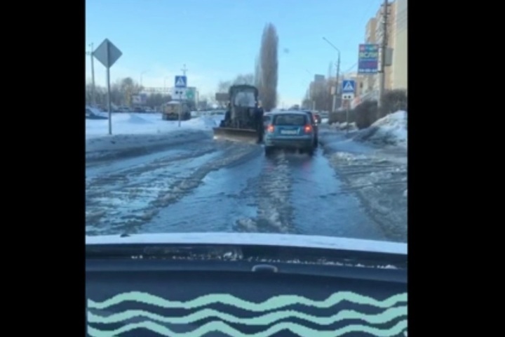 «Водоканал, качай ты воду, очищай, и никогда, родной, не подкачай»: горожанин снял на видео залитую водой улицу Усть-Курдюмская