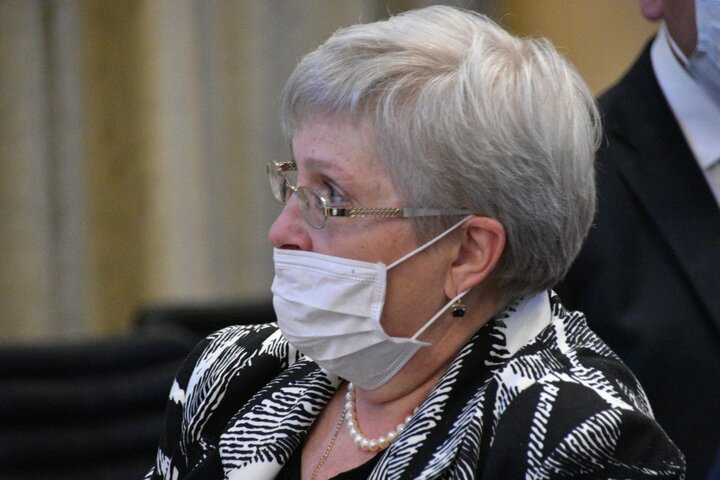 Главный санитарный врач доложила, что две трети заболевших ковидом не носили маски, министр выступил против самоизоляции для пенсионеров