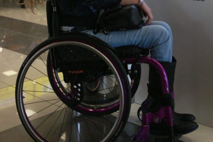 «Я не могу купить себе еды и лекарств»: 46-летняя инвалид с онкологией рассказала подробности блокировки ее счета приставами