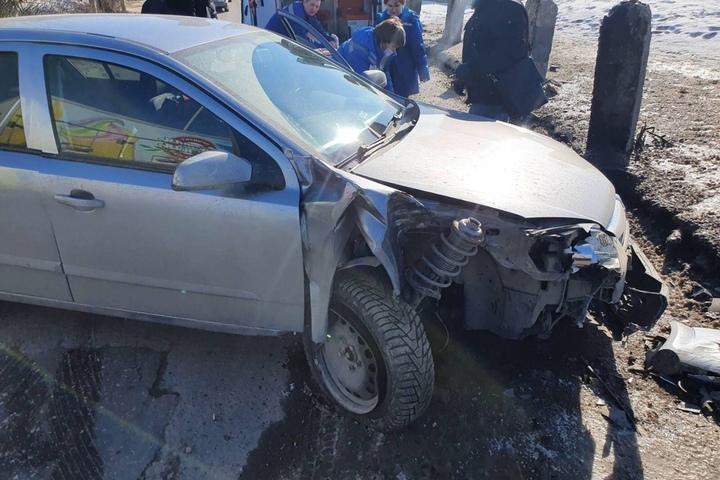 Водитель Opel за рулем почувствовал себя плохо и врезался в ограждение: мужчину госпитализировали