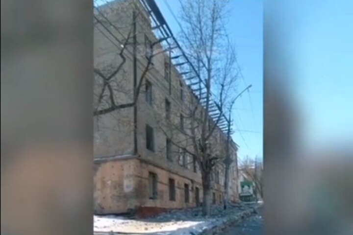 «Это уже прорыв или еще раскачка?»: в Заводском районе на дорогу обрушилась крыша четырехэтажного дома