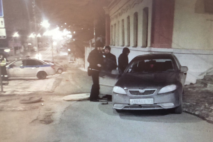 На улице Радищева иномарка без водителя сбила девушку
