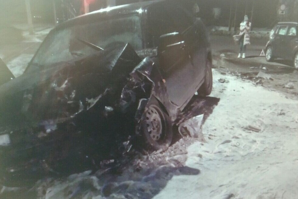 На Танкистов водитель KIA врезался в «Приору»: пострадали пять человек