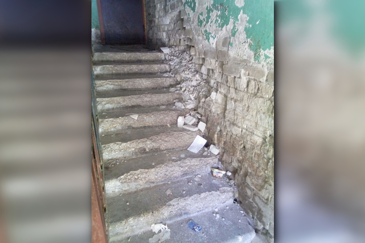 В аварийном доме на Брянской обрушился лестничный пролет: в Госжилинспекции назвали виновными в ЧП жильцов