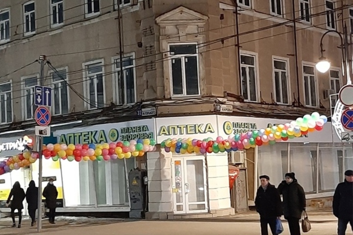 В аварийном здании гостиницы «Россия» открылась аптека: глава Саратова обратился в прокуратуру