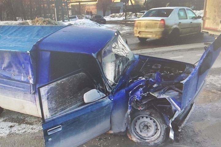 Водитель «ГАЗели» устроил массовую аварию на дороге к аэропорту