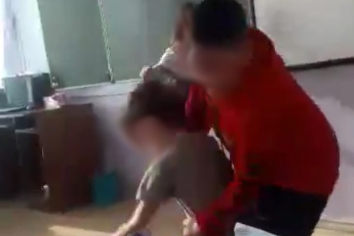 «Чё вытворяют, блин?»: в Балаково в соцсеть попало видео массового избиения ученика 3-го класса — в школе проводится проверка