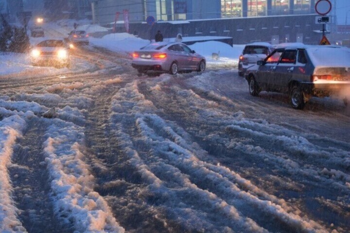 На регион надвигается снегопад. Автомобилистам рекомендуют пересесть на общественный транспорт из-за гололедицы на дорогах