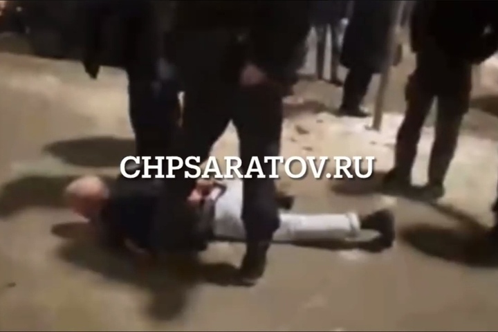 В центре Саратова трое подростков напали с шилом на 18-летнего молодого человека