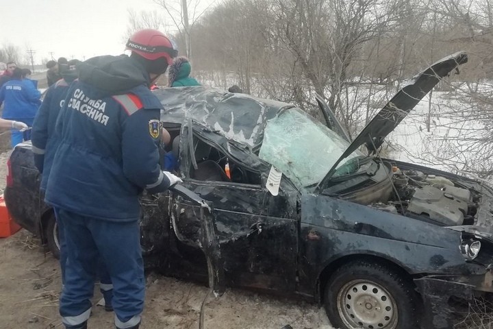 «Приора» вылетела с дороги, опрокинулась и врезалась в дерево: пассажирка скончалась в больнице, трое пострадали
