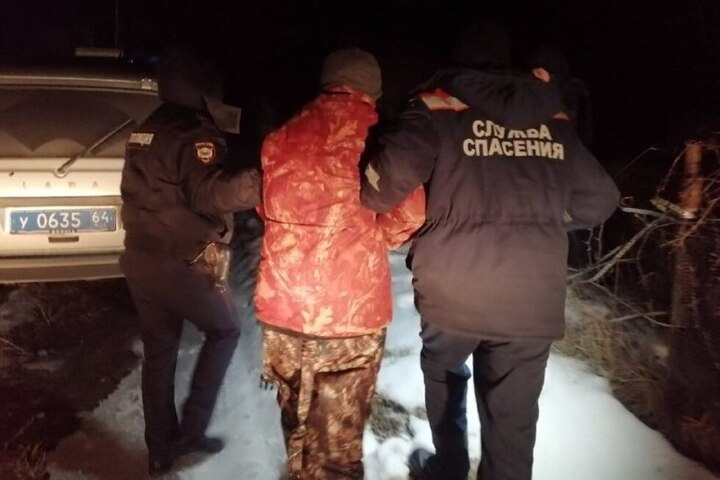 Рыбак провалился в полынью и скрылся в заброшенной даче: спасатели и полицейские нашли его с обмороженными конечностями