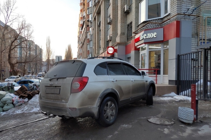 Жительница областного центра пожаловалась на хама, который постоянно паркует свой внедорожник на тротуаре