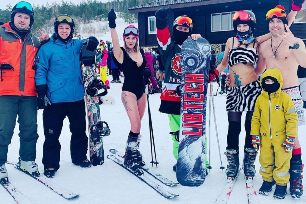 В Хвалынске сотни любителей сноуборда и горных лыж приняли участие в «Голом спуске»: фото и видео