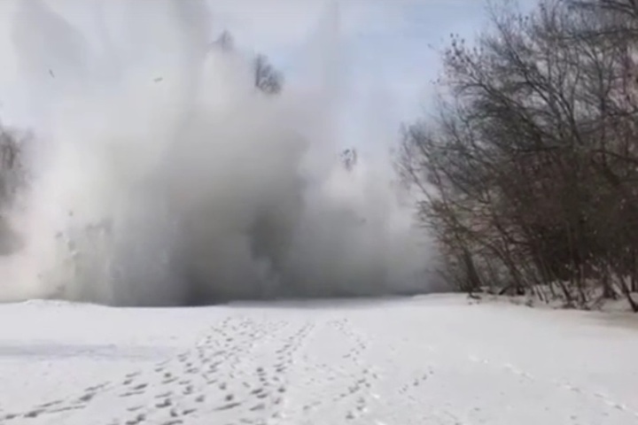 Подготовка к паводку. Спасатели взорвали лед на реке Старый Курдюм (видео)