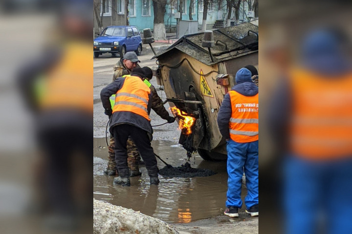Ремонт дороги по-балашовски: рабочие утопили асфальт в глубокой луже