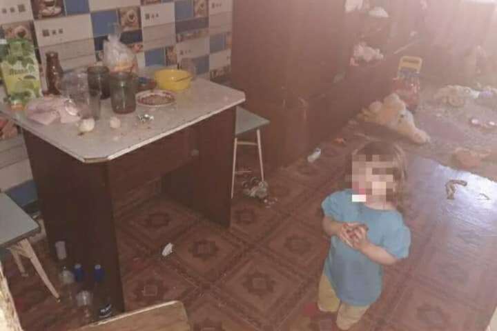 «Малышка ест, что найдёт, ребенка подкармливают соседи»: в общежитии Заводского района двухлетняя девочка живет в жутких условиях с пьющими родителями
