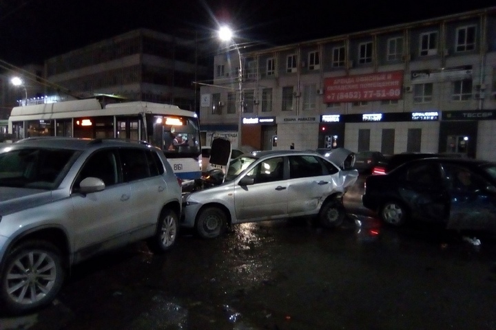 На улице Чернышевского водитель иномарки устроил ДТП с участием пяти автомобилей