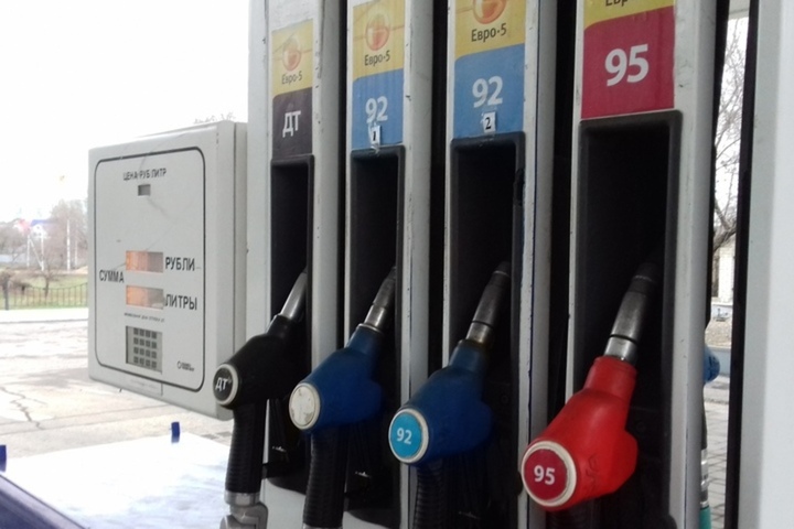 В Госдуме предлагают установить максимальный размер наценки на бензин и дизельное топливо