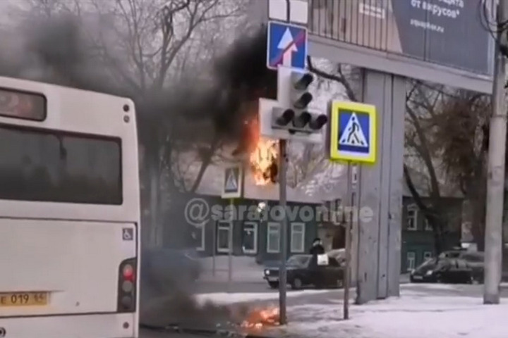 В центре города огонь уничтожил новый светофор (видео)
