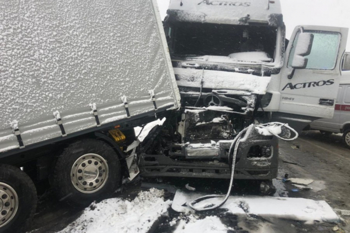 Пять грузовиков и один кроссовер: на трассе Саратов-Волгоград случилось массовое ДТП