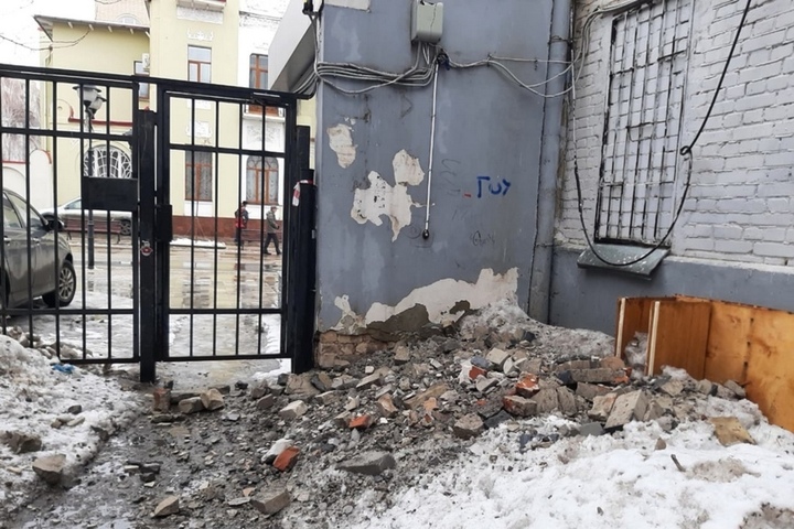 «Чудом никого не убило»: на пешеходной зоне в центре Саратова обрушилась часть стены жилого дома-памятника