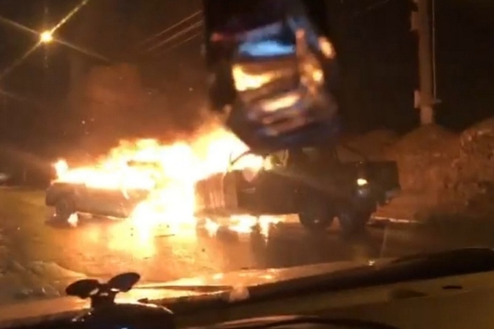 На шлюзовом мосту в Балаково две иномарки загорелись после страшного ДТП: один из водителей погиб в огне