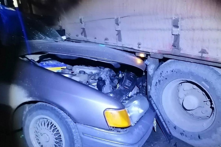 Легковушка залетела под колеса фуры: пожилой водитель погиб на месте