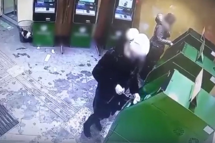 Безработная горожанка забрала из банкомата оставленные другой клиенткой четыре тысячи рублей и стала фигуранткой уголовного дела (видео)