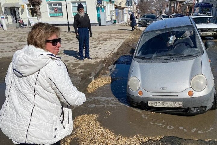 На центральный улице Вольска автомобиль провалился в яму: депутат Госдумы попросил главу района не разочаровывать жителей