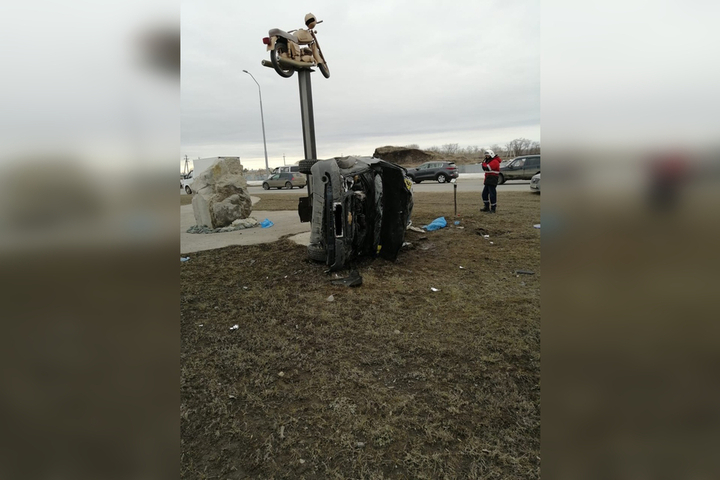 В Саратове возле памятника погибшим мотоциклистам перевернулась машина: госпитализированы двое взрослых и 13-летний мальчик