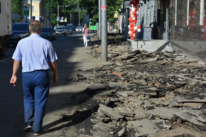 Тротуары в центре Саратова будет ремонтировать пензенская фирма, «подвинувшаяся» в цене на 10 миллионов