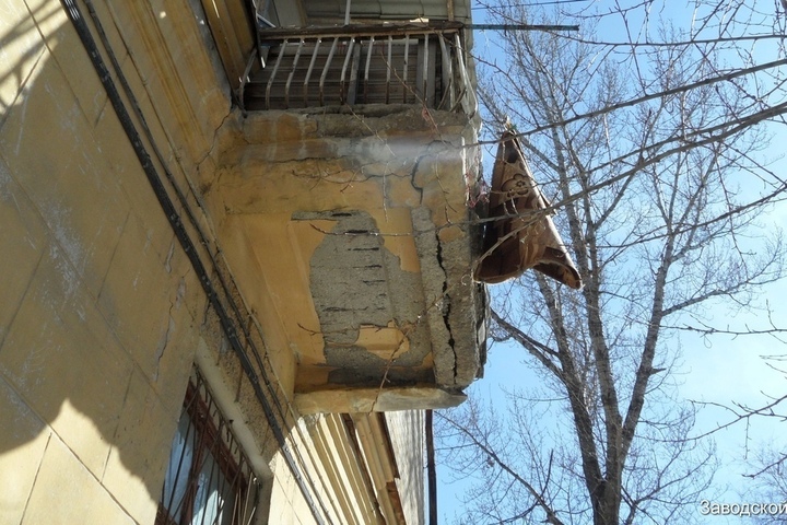Житель Заводского района предупреждает горожан о доме, проходя мимо которого можно «словить» кирпич на голову
