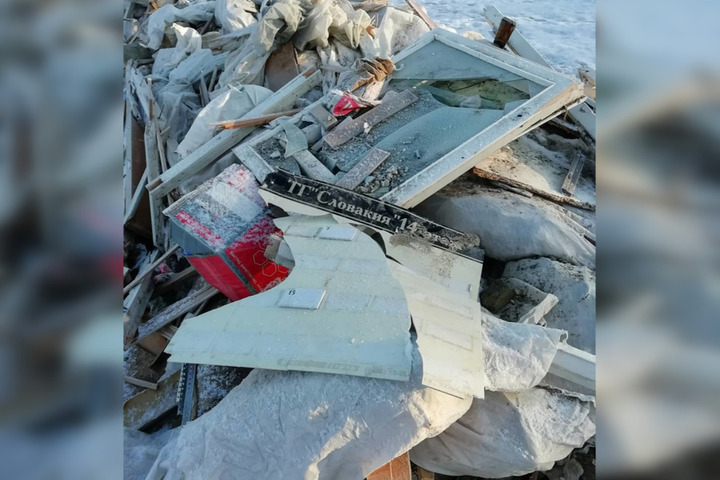 «Кладбище саратовских зданий»: вслед за обломками оперного театра в поселок Саксагай завезли строительный мусор с табличкой известной гостиницы