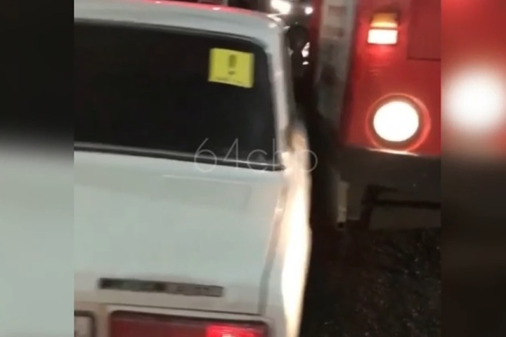 В центре Саратова трамвай сошел с рельсов и столкнулся с «семеркой» (видео)