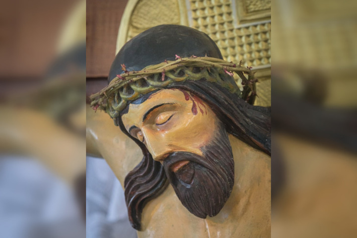 В храме в Саратовской области расцвел венец на статуе Иисуса Христа. Прихожане назвали это чудом и начали паломничество (фото)