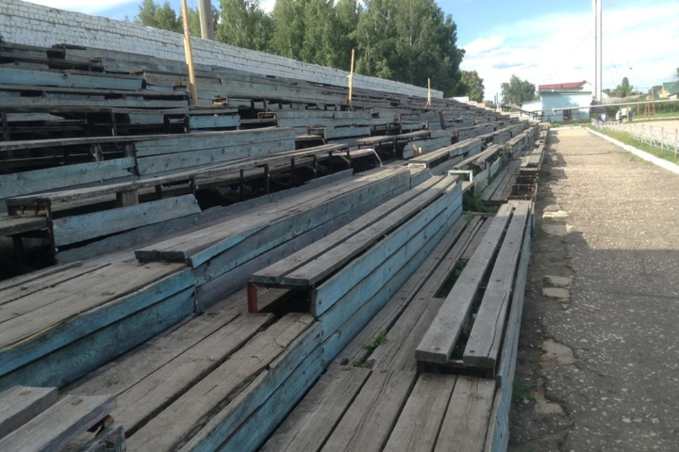 Саратовские чиновники забраковали заявки фирм из Липецка, пожелавших реконструировать стадион «Локомотив»: торги не состоялись уже в третий раз