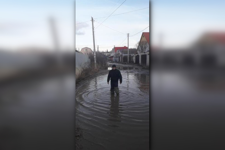«Дети в школу идут по воде, по месяцу на больничных»: жители Поливановки, которые вынуждены ходить по разбитым дорогам и лужам, пожаловались на бездействие чиновников