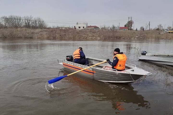 В Аткарске затопило мост. Спасатели организовали лодочную переправу