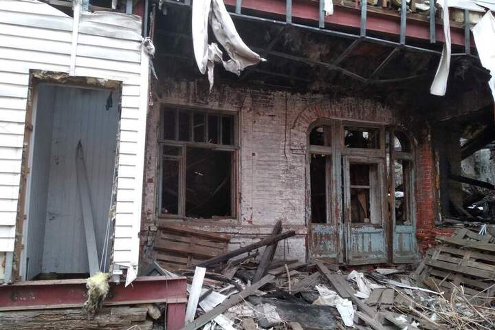 Рабочие приступили к разрушению столетнего дома в центре Саратова. Показываем, как выглядит объект культурного наследия сейчас