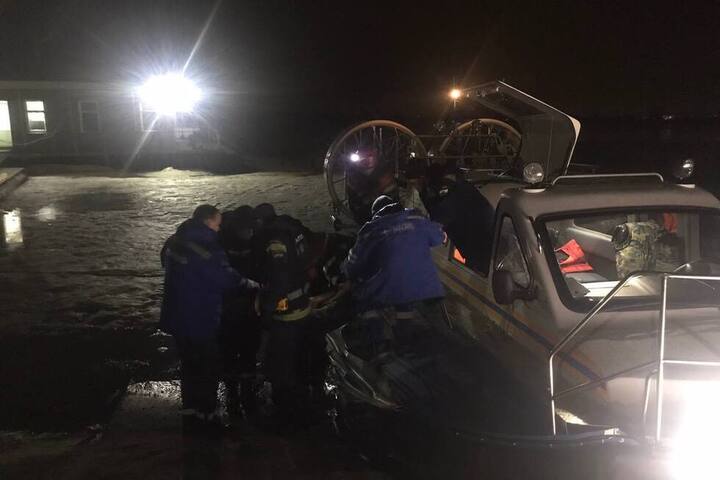 Спасателям потребовалось судно на воздушной подушке, чтобы вывезти с волжского острова пострадавшего мужчину
